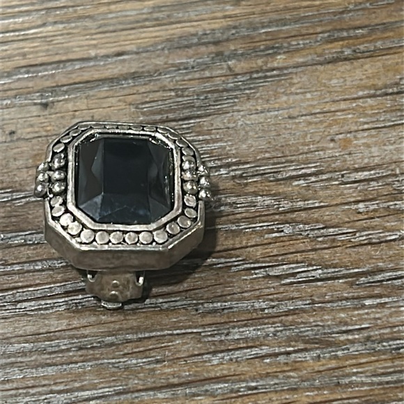 Vintage Clip On Earrings - Picture 5 of 7